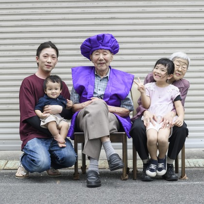 A&Y写真OFFICEが出張撮影した荷物とバッグ, シンボル, バックパックなどが写った「家族写真」の家族写真