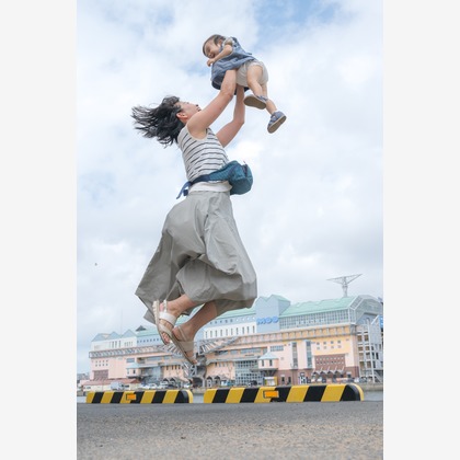 高木勇斗が出張撮影したグローブ, フラッシュ撮影, 家族一緒に写真を撮るなどが写った「様々な人物」の家族写真