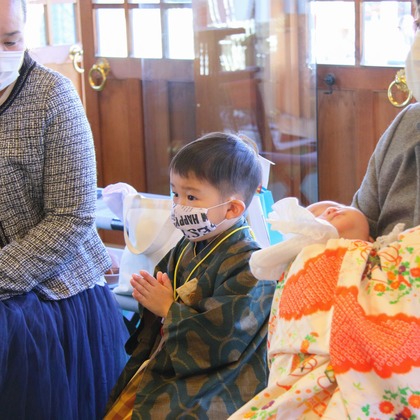 出張撮影　FotoMatograph　間藤　恒が出張撮影したKurihamaten Shrine, ストリートファッション, 適応などが写った「21.10.29-松下様　久里浜天神社」の家族写真