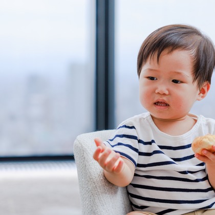 ちずカメラが出張撮影した赤ちゃん・幼児服, フラッシュ撮影, 慰めなどが写った「子供」の家族写真