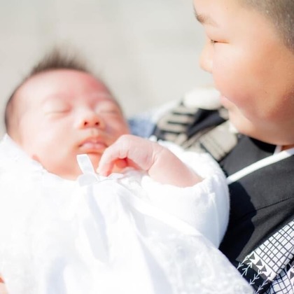 この写真は、出張撮影(家族写真(キッズ,ベビーフォト))のアルバム「お宮参り/ご自宅での家族写真」にある写真の1枚で、家族写真(キッズ,ベビーフォト)などが写っています。<br>「お宮参り/ご自宅での家族写真」では他にも:albumPhotoCount枚の家族写真を見ることができます。撮影者は中井企画です。カメラマンのプロフィールページで、家族写真(キッズ,ベビーフォト)撮影の口コミやおすすめコメントを見ることができます。