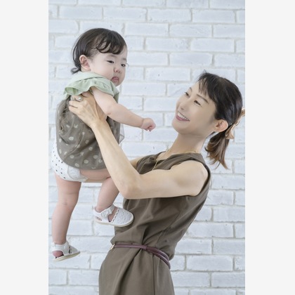 A&Y写真OFFICEが出張撮影した荷物とバッグ, シンボル, バックパックなどが写った「家族写真」の家族写真