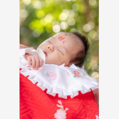 まんまるフォトが出張撮影した儀式, ヘアアクセサリー, オレンジなどが写った「お宮参り・赤ちゃん写真」の家族写真