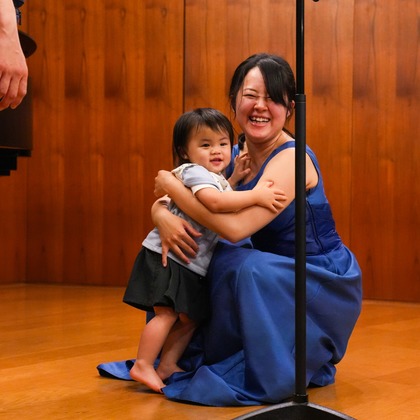 この写真は、出張撮影(家族写真(キッズ,ベビーフォト))のアルバム「音楽発表会　撮影」にある写真の1枚で、家族写真(キッズ,ベビーフォト)などが写っています。<br>「音楽発表会　撮影」では他にも:albumPhotoCount枚の家族写真を見ることができます。撮影者はNATSUKIです。カメラマンのプロフィールページで、家族写真(キッズ,ベビーフォト)撮影の口コミやおすすめコメントを見ることができます。
