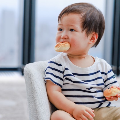 ちずカメラが出張撮影した赤ちゃん・幼児服, フラッシュ撮影, 慰めなどが写った「子供」の家族写真
