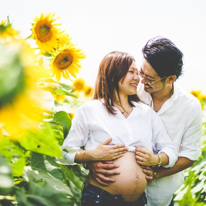 アトリエ　エピカ/清水　一哉が出張撮影した植物, 感情, 顕花植物などが写った「ひまわり畑　マタニティ」の家族写真