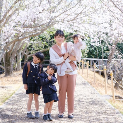 高夏写真店が出張撮影した荷物とバッグ, 記念写真, 家族写真が写った学校行事の写真