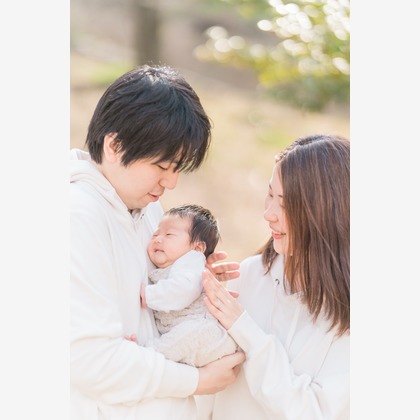 この写真は、出張撮影(家族写真(キッズ,ベビーフォト))のアルバム「公園にて」にある写真の1枚で、家族写真(キッズ,ベビーフォト)などが写っています。<br>「公園にて」では他にも:albumPhotoCount枚の家族写真を見ることができます。撮影者は池田廉です。カメラマンのプロフィールページで、家族写真(キッズ,ベビーフォト)撮影の口コミやおすすめコメントを見ることができます。