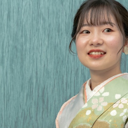 ミヤタカズコが出張撮影したフラッシュ撮影, 自然の中の人々, ショルダーなどが写った「卒業」の家族写真