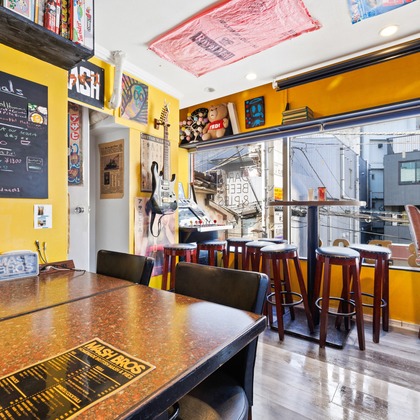 山内　信弥が撮影した「ブリティッシュパブ、タトゥースタジオ」の写真