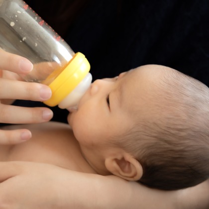 ミヤタカズコが出張撮影した哺乳瓶, 哺乳瓶の授乳, 虹彩が写ったニューボーンフォト/家族写真の出張撮影の写真