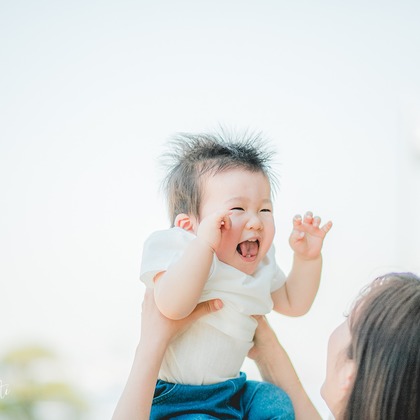この写真は、出張撮影(家族写真(キッズ,ベビーフォト))のアルバム「ファミリーフォト@横浜」にある写真の1枚で、家族写真(キッズ,ベビーフォト)などが写っています。<br>「ファミリーフォト@横浜」では他にも:albumPhotoCount枚の家族写真を見ることができます。撮影者はHajime no Ai Photographyです。カメラマンのプロフィールページで、家族写真(キッズ,ベビーフォト)撮影の口コミやおすすめコメントを見ることができます。