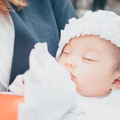 遥南　碧が出張撮影した人間の髪の色, ヘアアクセサリー, お宮参りなどが写った「お宮参りin 伊勢山皇大神宮」の家族写真