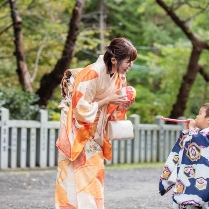 この写真は、出張撮影(家族写真(キッズ,ベビーフォト))のアルバム「記念写真」にある写真の1枚で、家族写真(キッズ,ベビーフォト)などが写っています。<br>「記念写真」では他にも:albumPhotoCount枚の家族写真を見ることができます。撮影者は富田桃子写真事務所です。カメラマンのプロフィールページで、家族写真(キッズ,ベビーフォト)撮影の口コミやおすすめコメントを見ることができます。