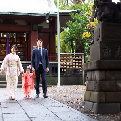 T.Matsumuraが出張撮影したカエデの葉, 振袖, 立っているなどが写った「お宮参り(着物)&七五三＠大森熊野神社」の家族写真