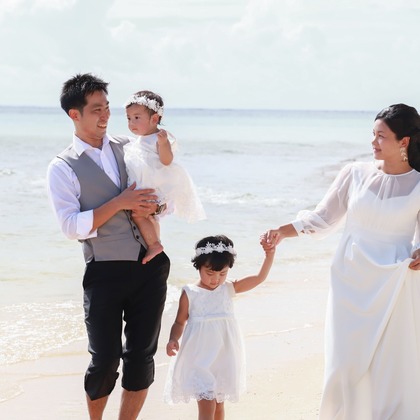 Marumo photoが出張撮影したフラッシュ撮影, ビーチの人々, 自然の中の人々などが写った「沖縄撮影」の家族写真