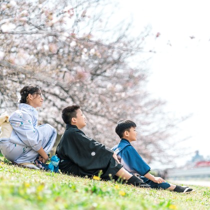櫻井一平が出張撮影した自然の中の人々, 日本の建築, 中国建築などが写った「ファミリーフォト」の家族写真