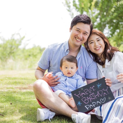 この写真は、出張撮影(家族写真(キッズ,ベビーフォト))のアルバム「ロケーションフォト」にある写真の1枚で、家族写真(キッズ,ベビーフォト)などが写っています。<br>「ロケーションフォト」では他にも:albumPhotoCount枚の家族写真を見ることができます。撮影者はSmile works／益田ともかです。カメラマンのプロフィールページで、家族写真(キッズ,ベビーフォト)撮影の口コミやおすすめコメントを見ることができます。