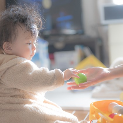 高木勇斗が出張撮影したグローブ, フラッシュ撮影, 家族一緒に写真を撮るなどが写った「様々な人物」の家族写真