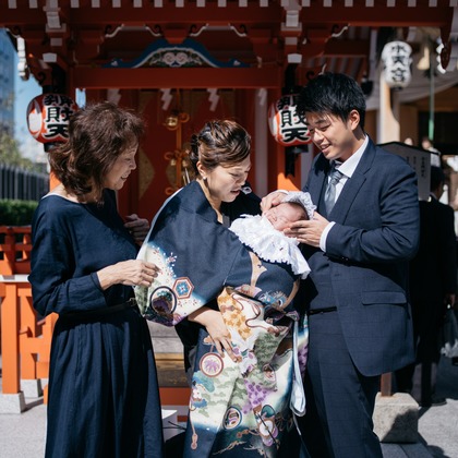 植村由理が出張撮影した肉食動物, 誕生, イヌ科などが写った「お宮参り　＠水天宮」の家族写真