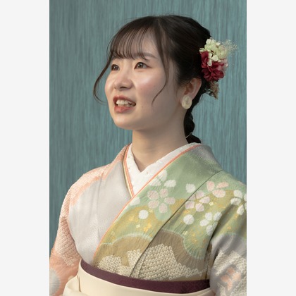 ミヤタカズコが出張撮影したフラッシュ撮影, 自然の中の人々, ショルダーなどが写った「卒業」の家族写真