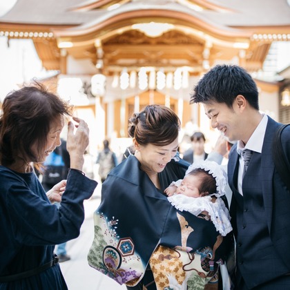 植村由理が出張撮影した肉食動物, 誕生, イヌ科などが写った「お宮参り　＠水天宮」の家族写真