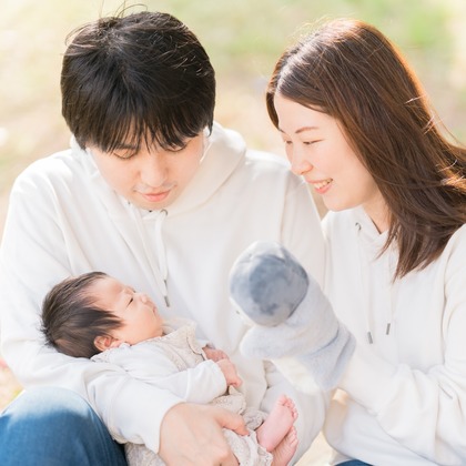 池田廉が出張撮影した赤ちゃん・幼児服, フラッシュ撮影, シャツなどが写った「公園にて」の家族写真