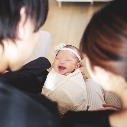 荒畑けいこが出張撮影した友情, 砂, 楽しげが写ったニューボーンフォトの写真