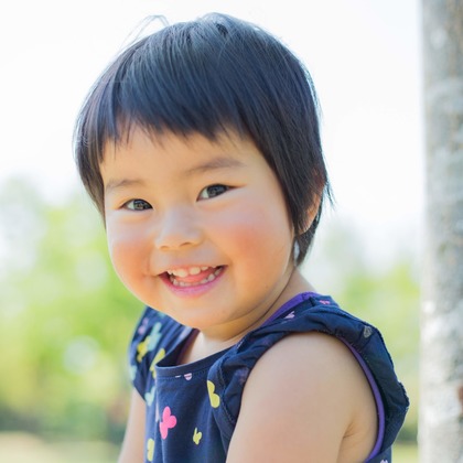 フォスタムが出張撮影した植物, 顔, 頬などが写った「春の公園で家族フォト」の家族写真
