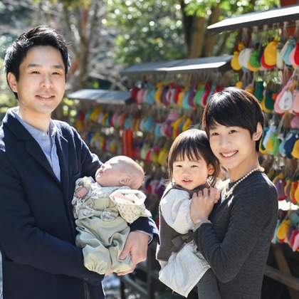 寫樂斎が出張撮影した罰金, 自然の中の人々, フェンスが写ったお宮参りの写真