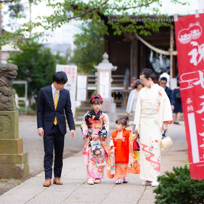 T.Matsumuraが出張撮影したShinohara Hachiman Jinja, 止まった鳥, ストリートファッションなどが写った「七五三＠篠原八幡神社」の家族写真