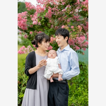 FILMIEREが出張撮影したショートパンツ, 中国建築, 植物などが写った「お宮参りサンプル」の家族写真