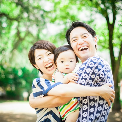 この写真は、出張撮影(家族写真(キッズ,ベビーフォト))のアルバム「1歳記念・お誕生日＠大阪・奈良」にある写真の1枚で、家族写真(キッズ,ベビーフォト)などが写っています。<br>「1歳記念・お誕生日＠大阪・奈良」では他にも:albumPhotoCount枚の家族写真を見ることができます。撮影者はoです。カメラマンのプロフィールページで、家族写真(キッズ,ベビーフォト)撮影の口コミやおすすめコメントを見ることができます。