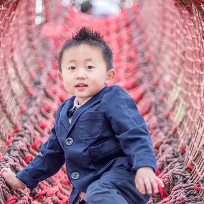 AXiS Photo Servise 藤井靖史が出張撮影したフラッシュ撮影, シャツ, ビーチの人々などが写った「一般出張撮影」の家族写真