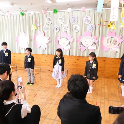 この写真は、出張撮影(家族写真(キッズ,ベビーフォト))のアルバム「入学式卒業式」にある写真の1枚で、家族写真(キッズ,ベビーフォト)などが写っています。<br>「入学式卒業式」では他にも:albumPhotoCount枚の家族写真を見ることができます。撮影者はHappy Baby Projectです。カメラマンのプロフィールページで、家族写真(キッズ,ベビーフォト)撮影の口コミやおすすめコメントを見ることができます。