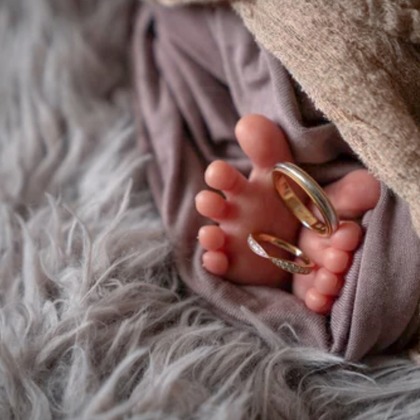 CREATIVE HOUSEが出張撮影した「ニューボーンフォト」の家族写真