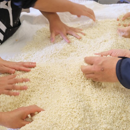 中村將一写真事務所が出張撮影した「味噌作り仕込み」の家族写真