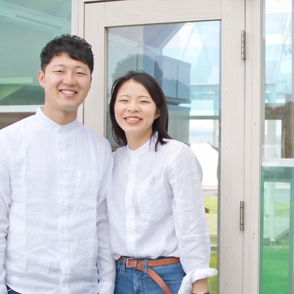坂田年彦が出張撮影したジェスチャー, 自然の中の人々, 水が写った旅行先の記念撮影の写真