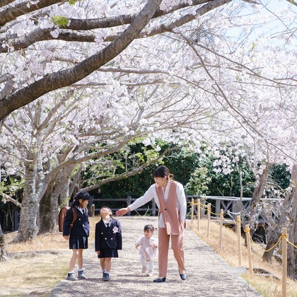 高夏写真店が出張撮影した荷物とバッグ, 記念写真, 家族写真が写った学校行事の写真