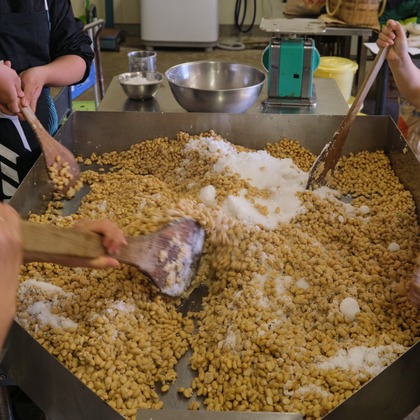 中村將一写真事務所が出張撮影した「味噌作り仕込み」の家族写真