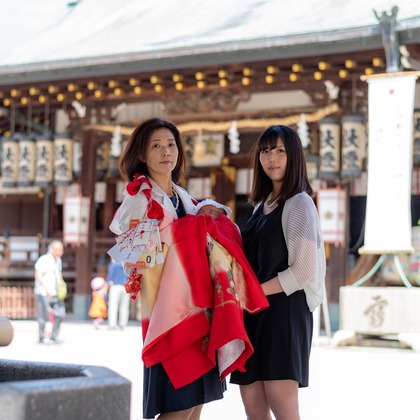 ～laftam～photo ラフタムが出張撮影したお宮参り, 肌, 鳥居などが写った「お宮参り撮影　大阪天満宮」の家族写真