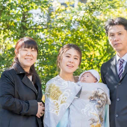 森元こずえが出張撮影したネクタイ, シャツ, ジェスチャーなどが写った「お宮参り」の家族写真