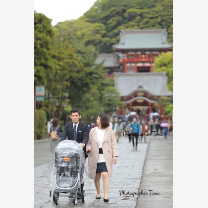 Photographer  Tomoが出張撮影したTsurugaoka Hachiman-Gū, 植物, スナップショットなどが写った「お宮参り」の家族写真