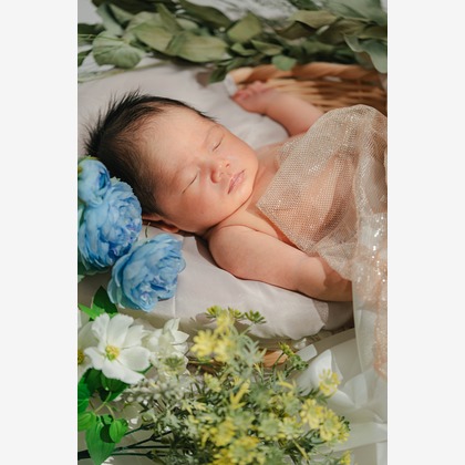 玉城　肇が出張撮影した色合いと色合い, 赤ちゃん・幼児服, 眠っている赤ちゃんなどが写った「ニューボーン撮影」の家族写真