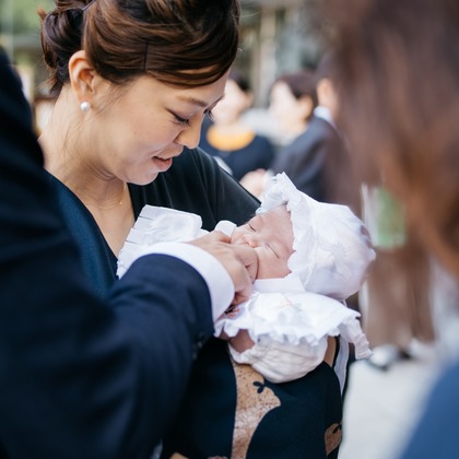植村由理が出張撮影した肉食動物, 誕生, イヌ科などが写った「お宮参り　＠水天宮」の家族写真
