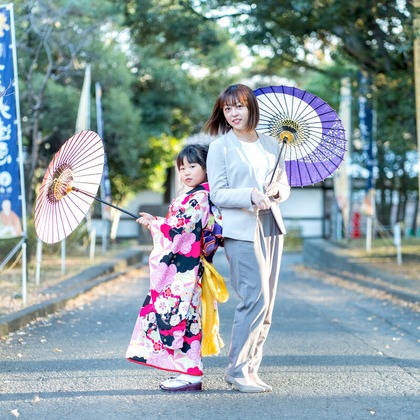 森元こずえが出張撮影した現代ファンタジーの王国, フラッシュ撮影, ジェスチャーなどが写った「七五三」の家族写真