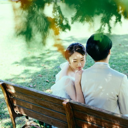 教会の古い椅子が撮影した「ウェディングフォト」の写真