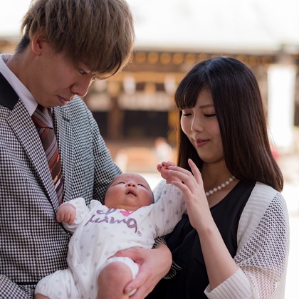 ～laftam～photo ラフタムが出張撮影したお宮参り, 肌, 鳥居などが写った「お宮参り撮影　大阪天満宮」の家族写真