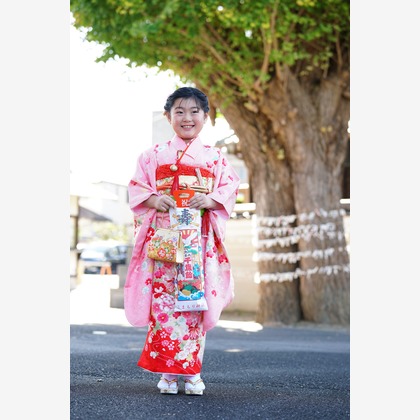 出張撮影のメモリーズが出張撮影した文房具, 姫カット, 筆記具などが写った「241117-Ｉ様-七五三」の家族写真