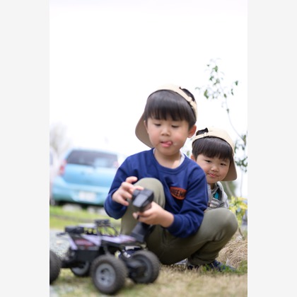 大塚由充が出張撮影した子供たちと遊ぶ, 子供たち, 食べるが写った家族写真の出張撮影の写真